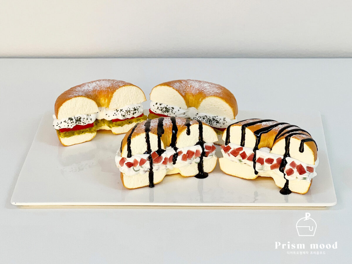 바질토마토 베이컨 베이글 모형