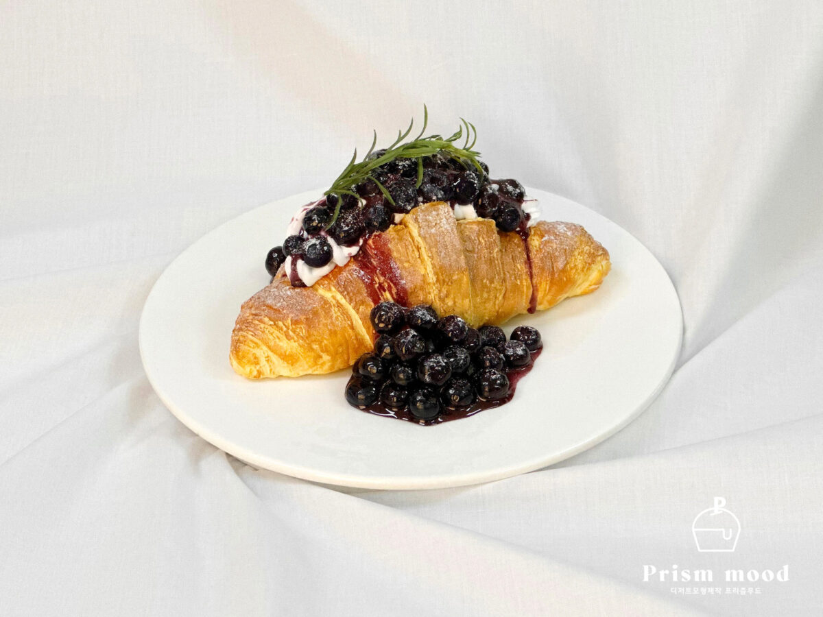 블루베리 크림 크로아상 모형